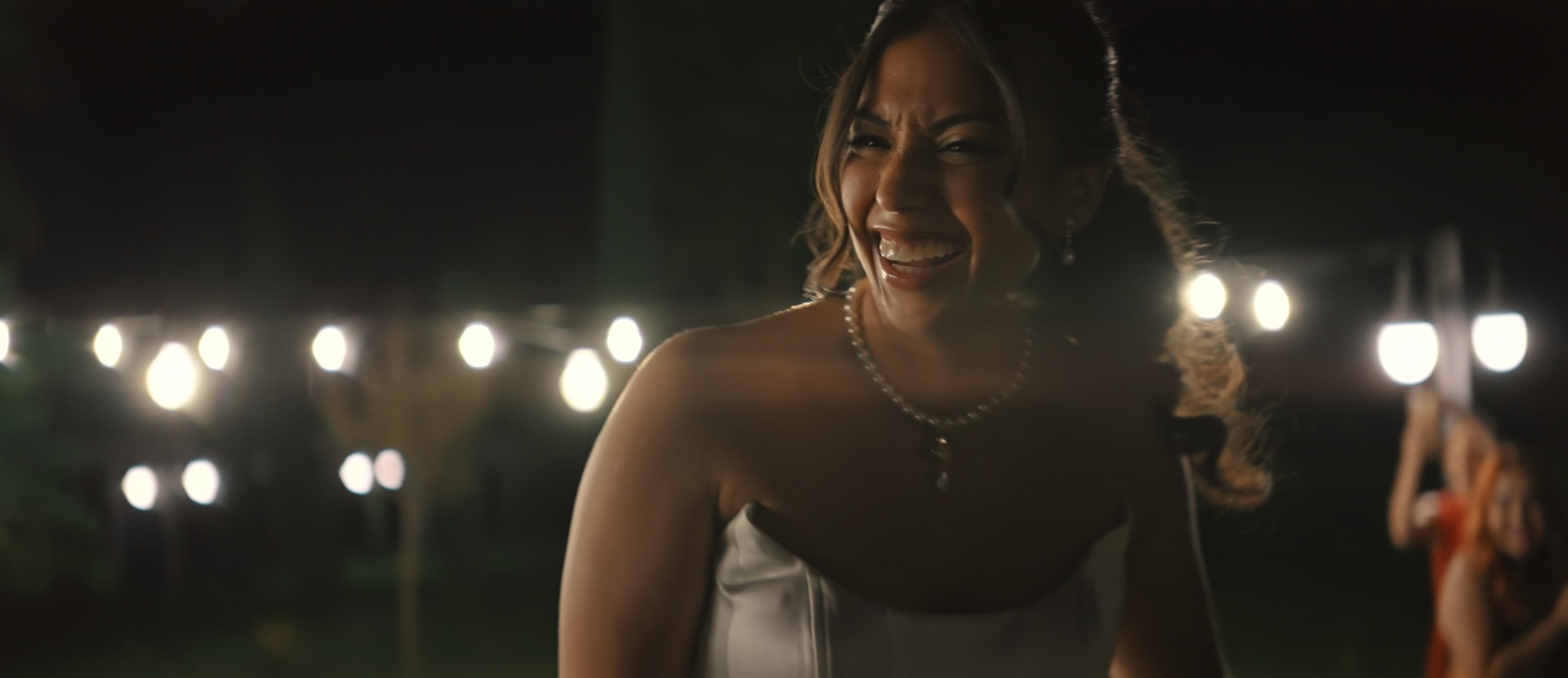 Noiva a sorrir à noite