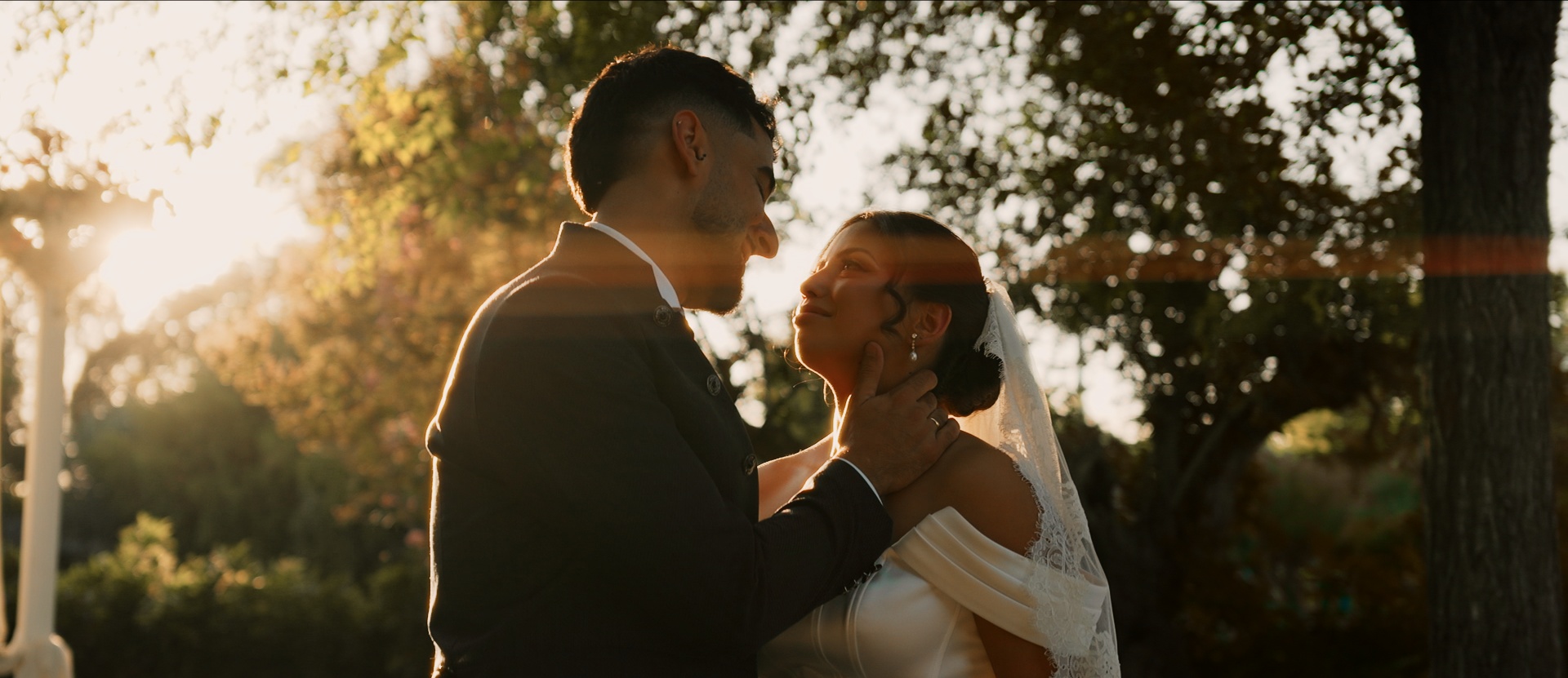 Casal ao pôr do sol