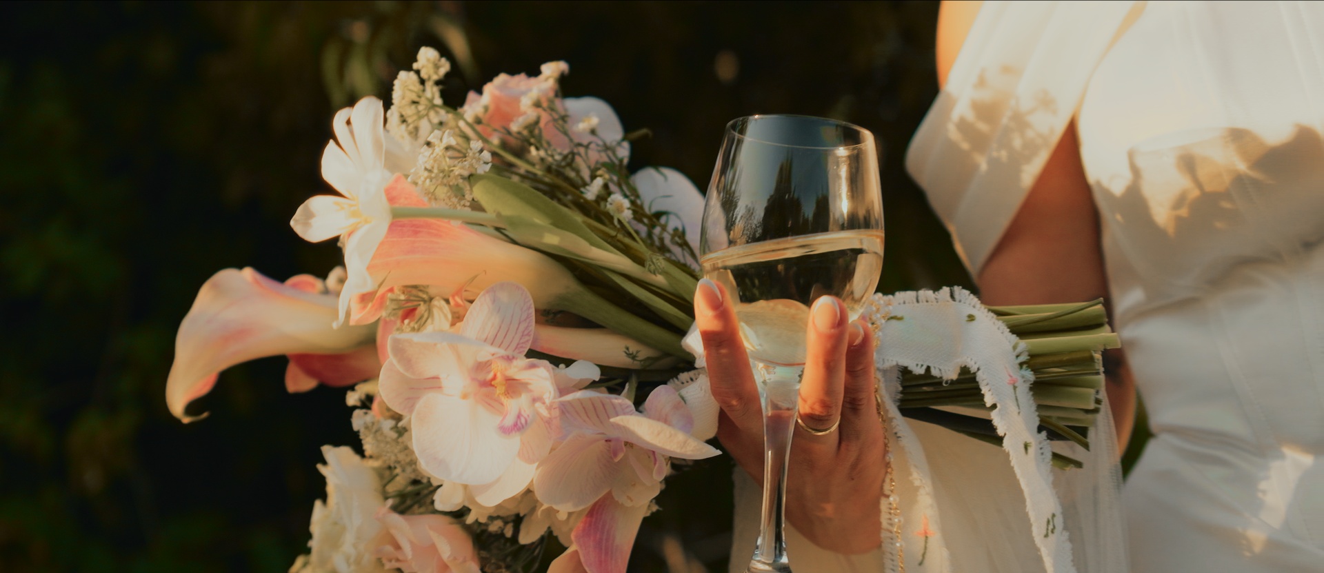 Ramo de flores e copo de vinho